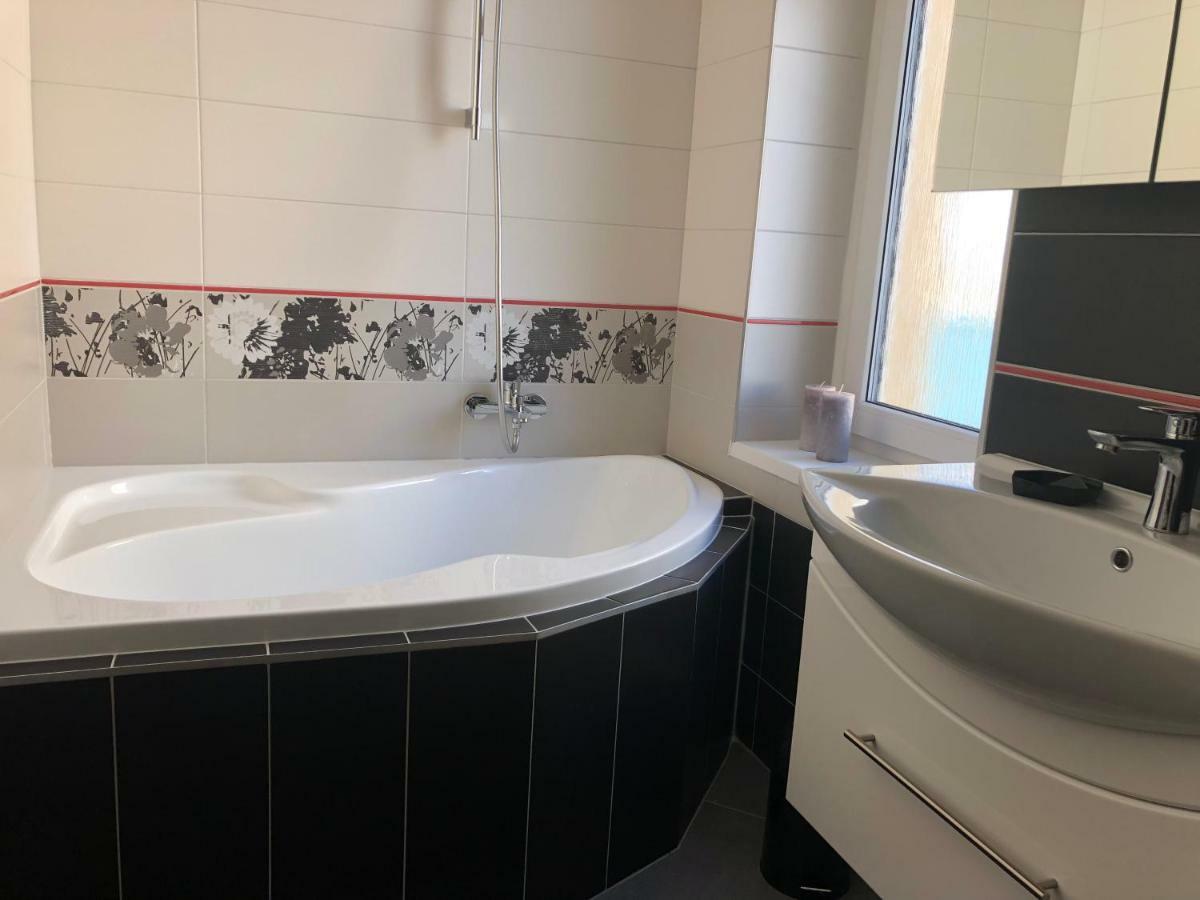 玛丽亚温泉Lili Apartman公寓 外观 照片